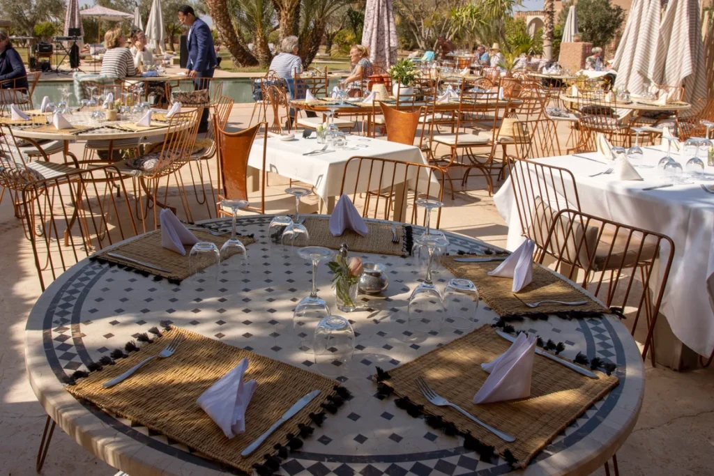 petit déjeuner marocain traditionnel avec crêpes et thé à la menthe à Villa Nour Marrakech