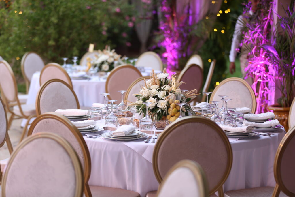 able traditionnelle dressée dans le patio de Villa Nour Marrakech avec plats marocains colorés