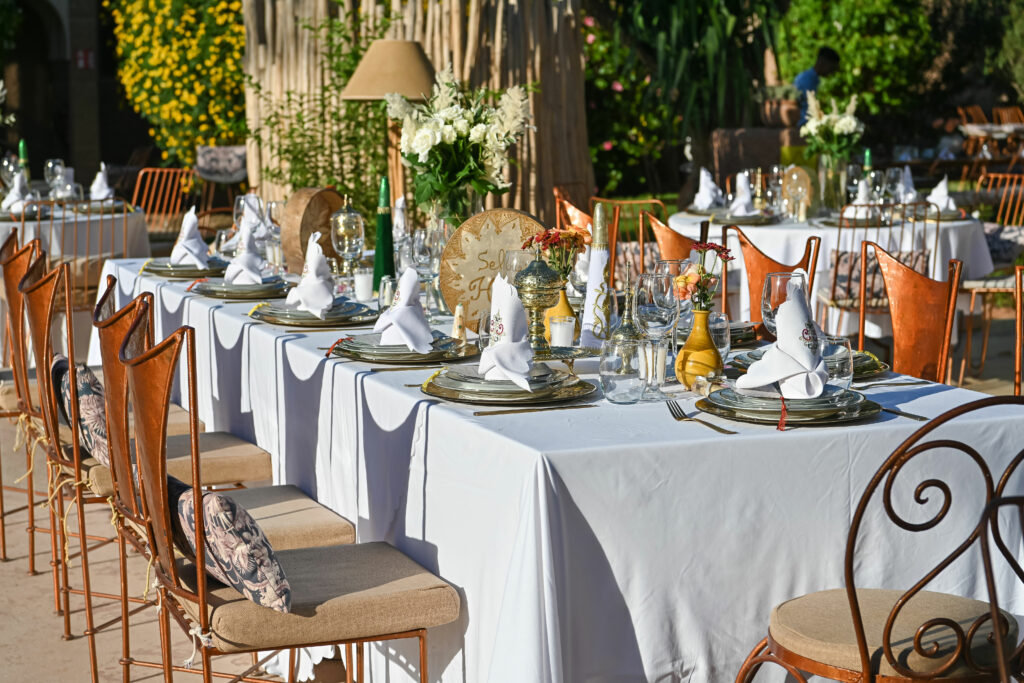 Famille prenant le petit-déjeuner en terrasse à Villa Nour villa marrakech