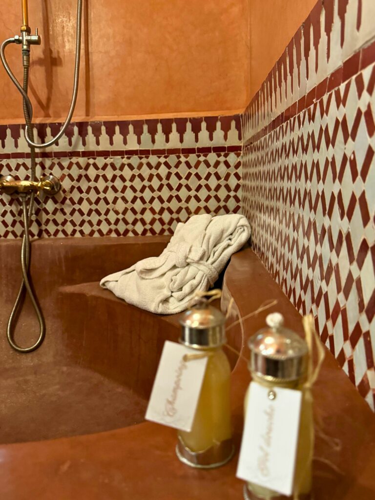  se détendant dans un hammam à Marrakech