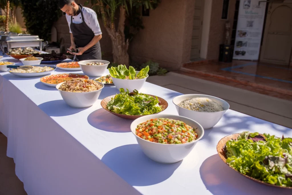 brunch marrakech Buffet marocain servi en terrasse à côté de la piscine