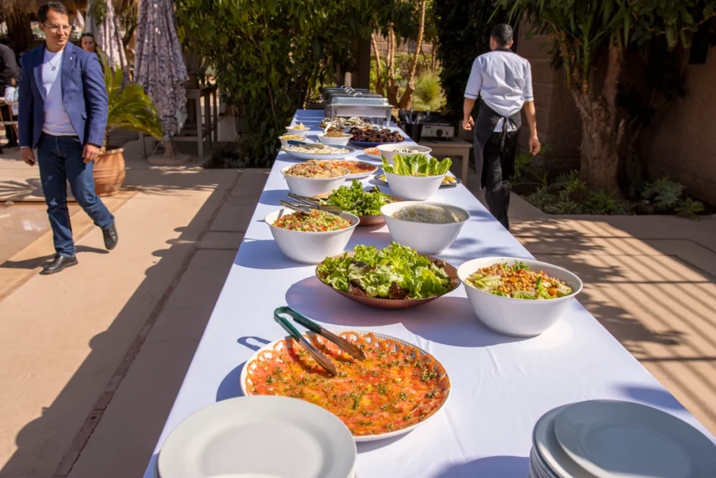 Petit-déjeuner sur la terrasse d’une villa à Marrakech.