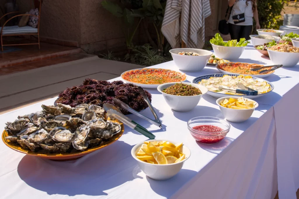 Terrasse de Villa Nour Marrakech prête pour le brunch