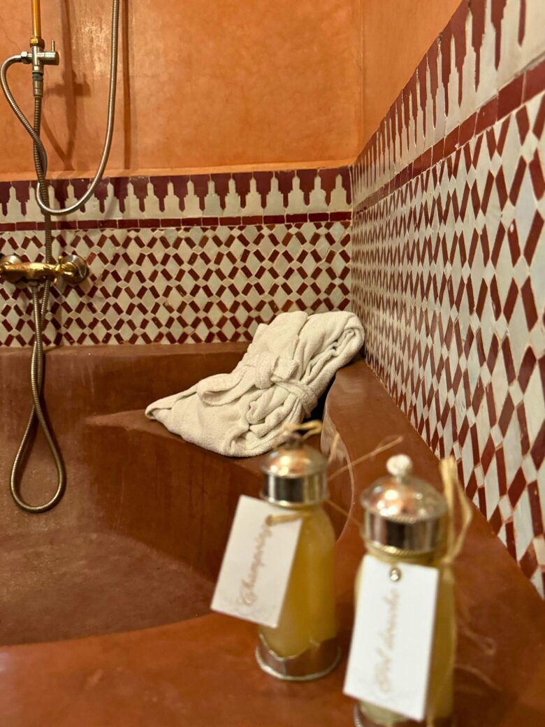Vue intérieure de Villa Nour Marrakech, mélange de tradition et modernité