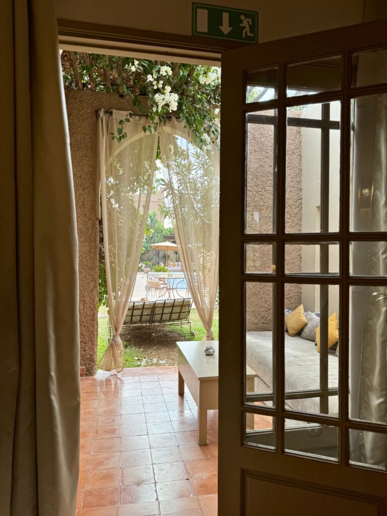 Vue intérieure du patio central de Villa Nour, style marocain moderne