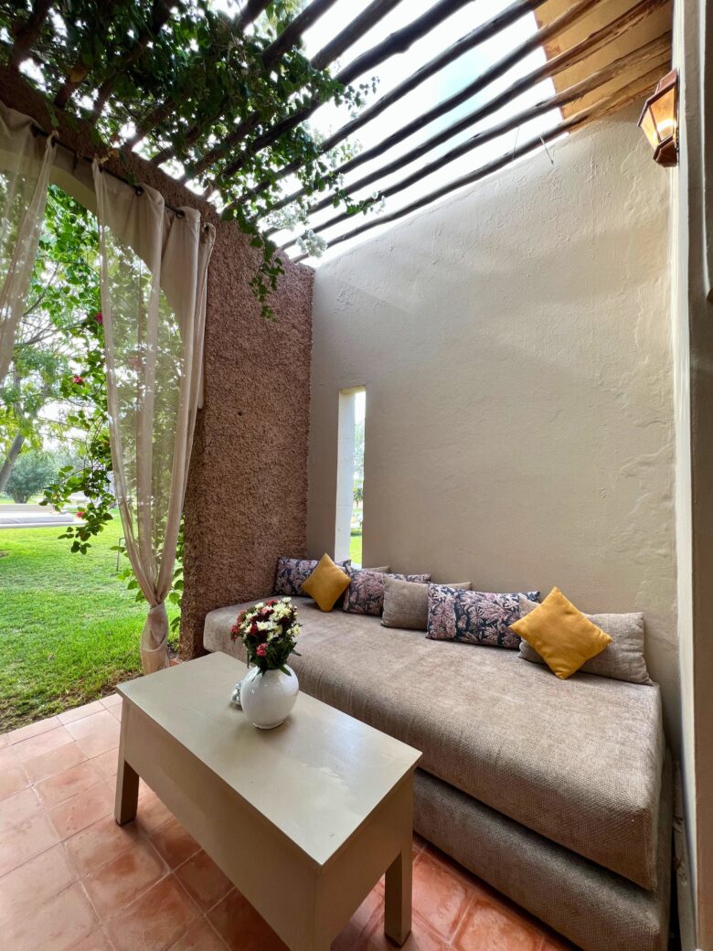 Patio ombragé de Villa Nour Marrakech avec végétation verdoyante