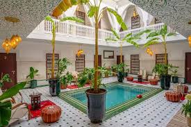 piscine d’un hotel Marrakech 4 étoiles au coucher du soleil 
