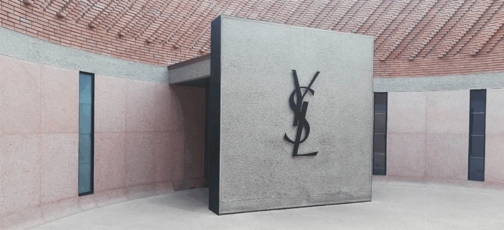 Entrée du Musée Yves Saint Laurent à Marrakech avec architecture contemporaine
