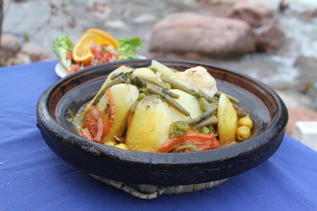 Tajine marocain traditionnel avec légumes et viande Marrakech activité