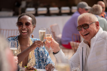 Couple savourant un brunch romantique au bord de la piscine à Marrakech