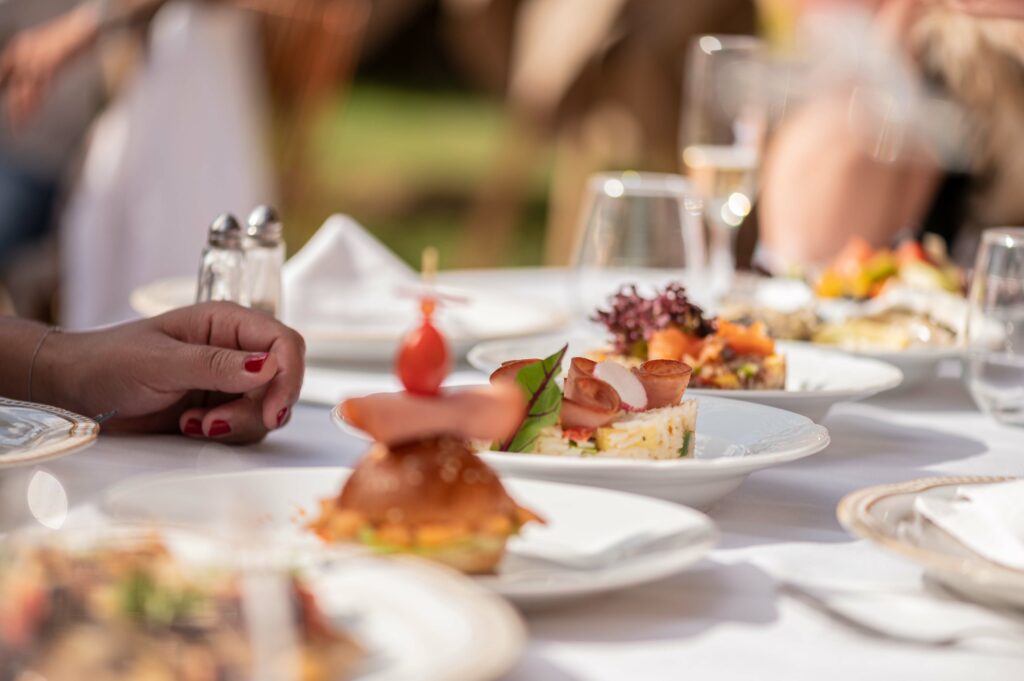 Table brunch au bord de la piscine de Villa Nour Marrakech