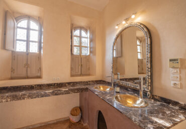 Profitez d’un day pass piscine à Villa Nour Marrakech : piscine, brunch, détente et ambiance premium. Découvrez l’expérience incontournable pour une journée parfaite.