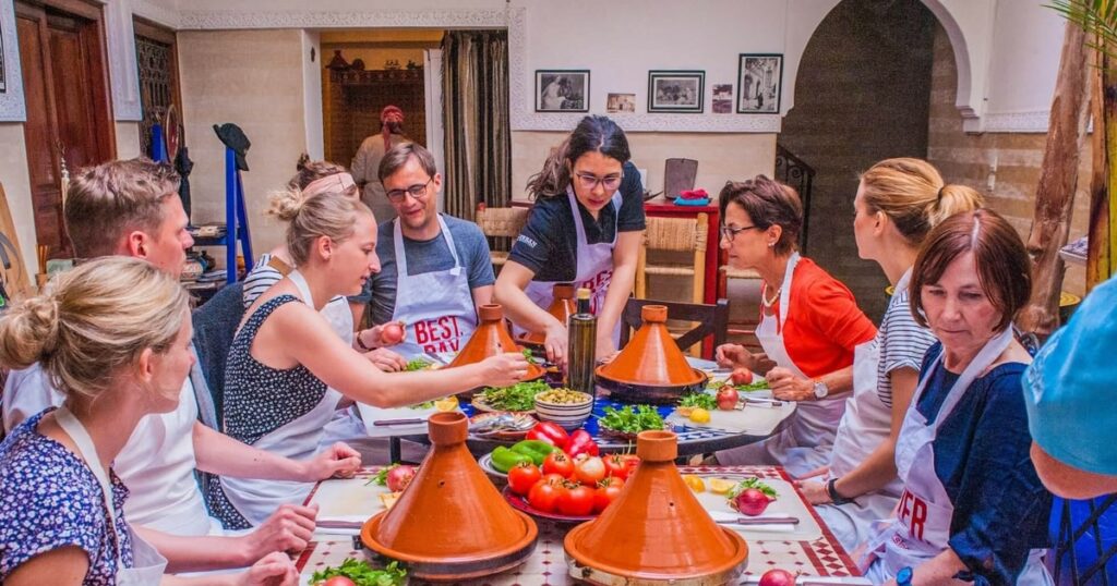  Touristes apprenant à préparer un tajine traditionnel