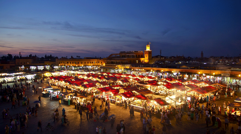 Animation nocturne sur la place Jemaa el-Fna à Marrakech