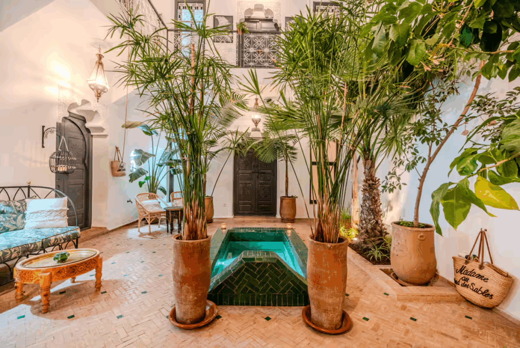 Patio central d’un Riad Marrakech avec fontaine et plantes 