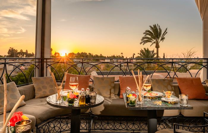 Vue sur les montagnes de l’Atlas depuis la terrasse d’une villa à Marrakech.