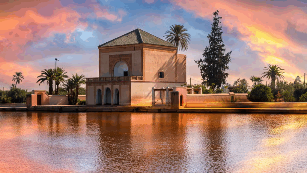 Vue panoramique de Marrakech avec la Koutoubia et les montagnes de l’Atlas.
