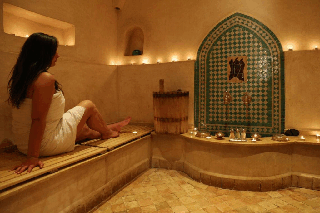 Salle de hammam à la lumière tamisée. activités à marrakech
