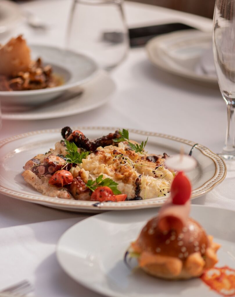 Assiettes gourmandes du brunch du dimanche à Villa Nour.