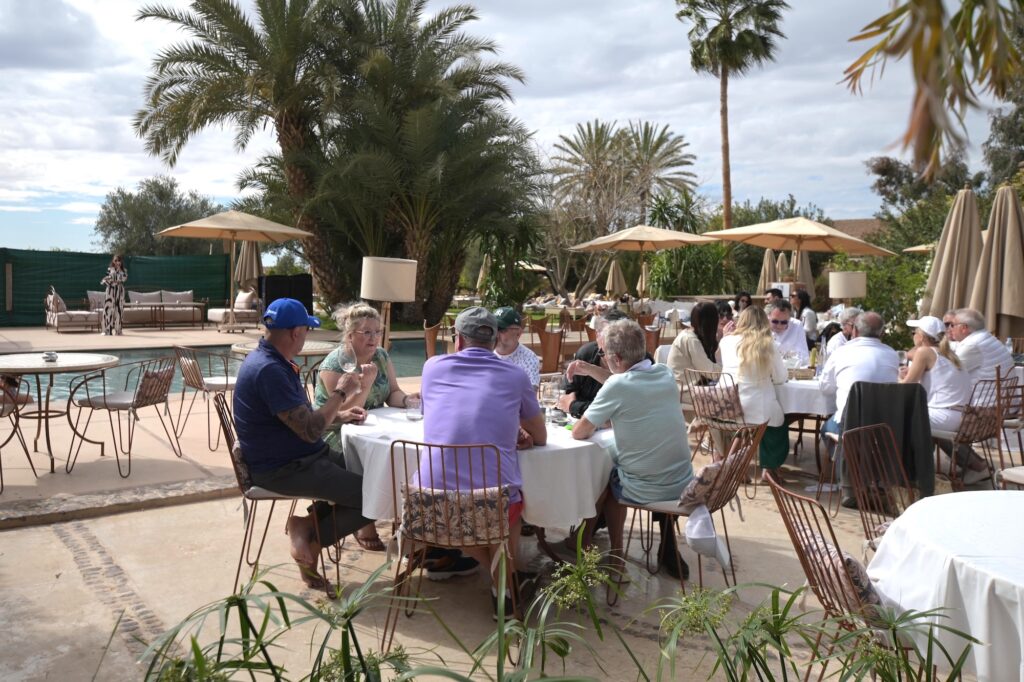 Brunch servi au bord d’une piscine à Marrakech.