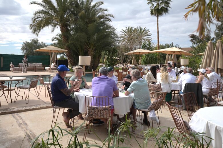 Brunch servi au bord d’une piscine à Marrakech.